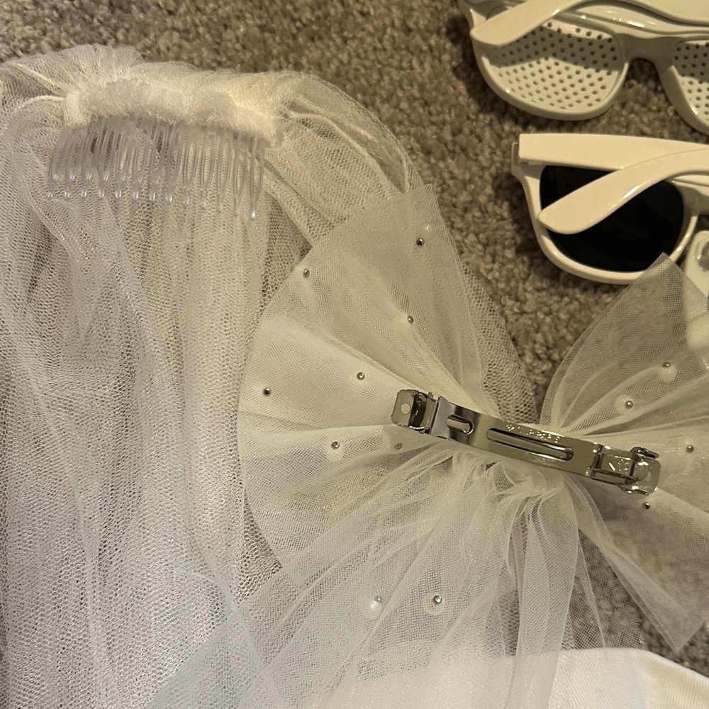 👰🏼 Bride White Bachelorette Accessories Set - Picture 7 of 7